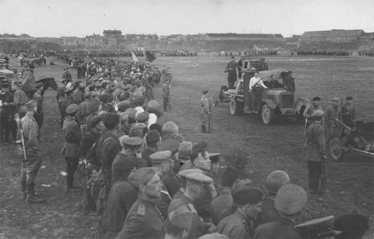 "Впереди колонны шел козел Малыш. Это была сенсация!" Как 80 лет назад ...